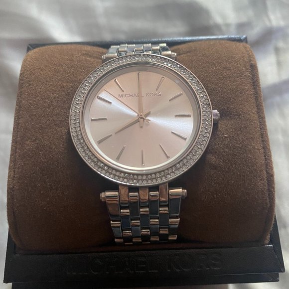 MK Watch - Picture 1 of 2